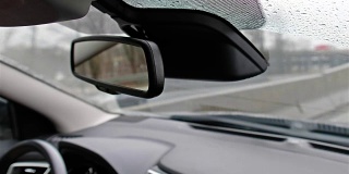 在雨中行驶时的汽车后视镜