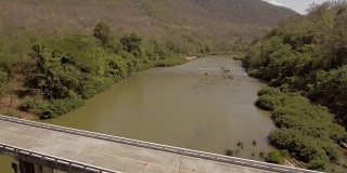 航拍飞过泰国南省南河上的一座桥