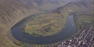 飞越秋天的布里姆葡萄园和蜿蜒的摩泽尔河，德国。原始的原始日志格式。