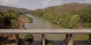 航拍飞过泰国南省南河上的一座桥