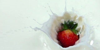 草莓落入奶油中的慢镜头