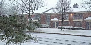 在冬季暴风雪期间拍摄的一个居民区。FullHD电影片段