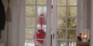 圣诞老人敲门进入屋子(慢镜头)