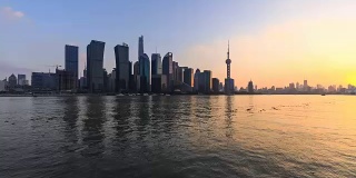 从白天到夜晚的上海天际线和城市景观的时间流逝