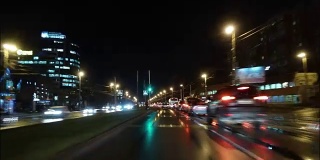 一段时间的推移，在城市里开车在晚上的时间。观点。晚上在市中心的超级圈。加里宁格勒- 2017年11月俄罗斯。