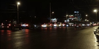 一段时间的推移，在城市里开车在晚上的时间。观点。晚上在市中心的超级圈。加里宁格勒- 2017年11月俄罗斯。