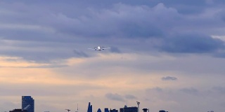 黄昏时分从伦敦城市机场起飞的飞机