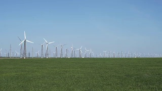 风力涡轮机产生绿色能源视频素材模板下载