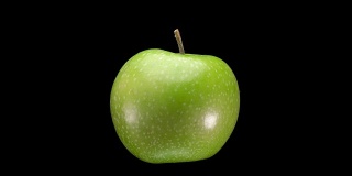 美丽的，绿色的苹果在黑色的背景上，特写
