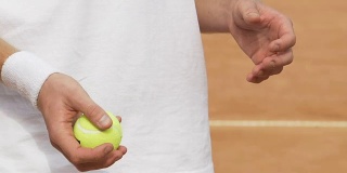 运动员拿着网球，赛前紧张，户外训练，近距离