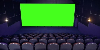 黑暗空旷的电影院大厅和绿色的屏幕。