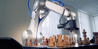 人工智能、机器智能概念。创新的机器人下棋。