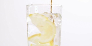玻璃杯中的水与柠檬和冰隔离在白色的背景