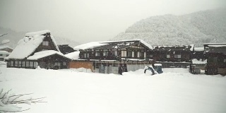 扫雪:白川村日本人的房屋正在下雪