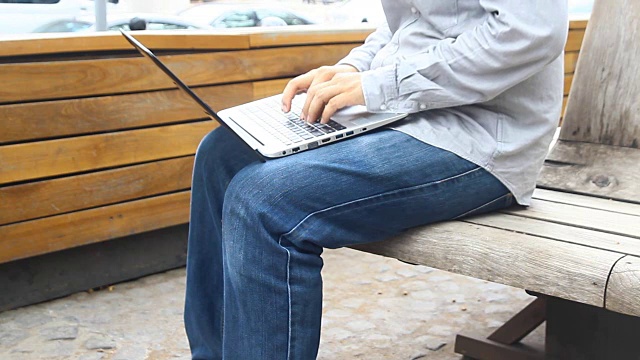 近距离男子多任务使用笔记本电脑连接wifi