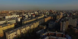 莫斯科夜景鸟瞰图。Novoarbatsky桥，政府大楼，乌克兰酒店夜间。夜间俯瞰莫斯科市中心的购物和娱乐中心