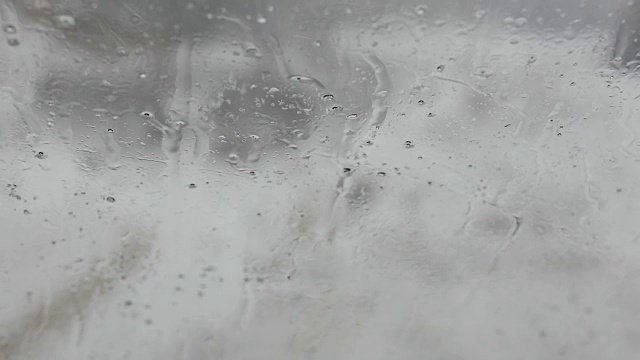 雪和冰雨打在汽车的挡风玻璃上