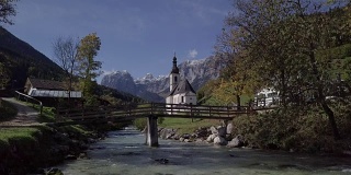 德国巴伐利亚阿尔卑斯，拉姆绍，贝希特斯加登，著名的教区教堂圣塞巴斯蒂安的河面。原始的原始日志格式。