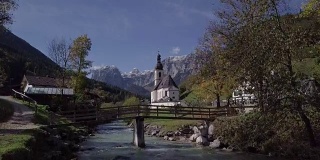 德国巴伐利亚阿尔卑斯山脉，拉姆绍，贝希特斯加登，著名的圣塞巴斯蒂安教区教堂附近的飞行桥。原始的原始日志格式。