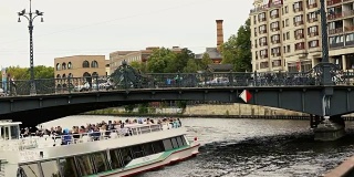 9月10日，德国柏林，弗里德里希大街，施普雷河上的观光船