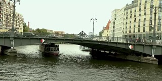 城市景观和施普雷河上的Weidendammer桥，Weidendammer Brcke，施普雷河上的旅游船只，弗里德里希大街，柏林，德国