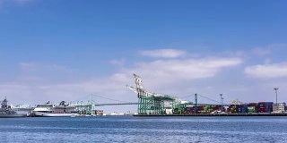 装货船停靠在港口