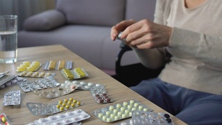 病人在家吃止痛药，滥用药物，癌症治疗视频素材模板下载