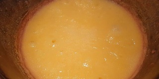 用铜锅煮黄玉米粥。意大利北部的典型食物