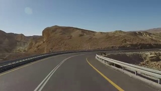 驾车穿越以色列内盖夫沙漠的时间间隔视频素材模板下载