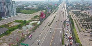 交通鸟瞰图和空中列车(BTS)铁路与城市景观，曼谷，泰国