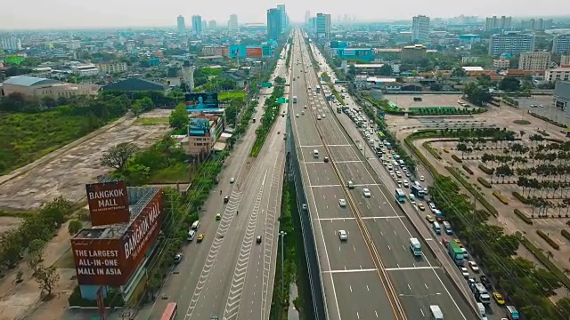 交通鸟瞰图和空中列车(BTS)铁路与城市景观，曼谷，泰国