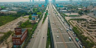 交通鸟瞰图和空中列车(BTS)铁路与城市景观，曼谷，泰国