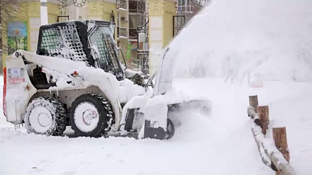 Snow-removing车。除雪后的城市公园降雪