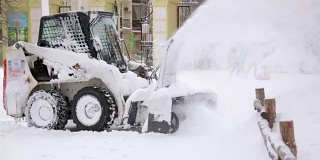 Snow-removing车。除雪后的城市公园降雪