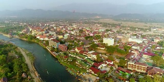 无人机鸟瞰图。老挝万荣村的一条河。