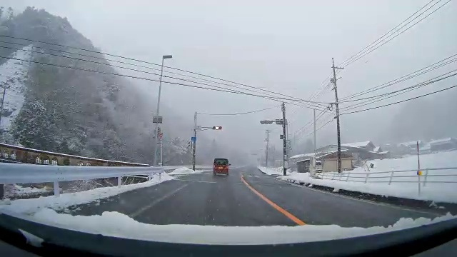 日本鸟取县Misasa 179号公路，冬季雪地里行驶的POV汽车