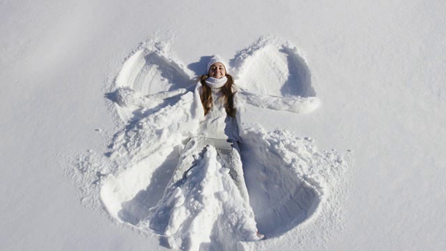 做雪天使的女人