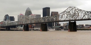 肯塔基州路易斯维尔市区天际线风暴淹没了克拉克纪念桥