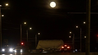 十字路口Ñar乘坐包括交通灯。夜路与灯笼离开，在满月的远方。视频素材模板下载