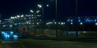 公路交通车辆在夜间时间流逝。汽车行驶在道路上的桥晚上延时。