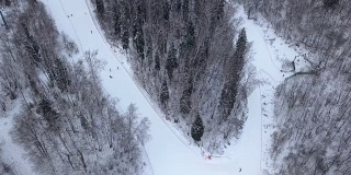 冬季在冬季滑雪场的雪坡上滑雪。滑雪胜地的雪坡