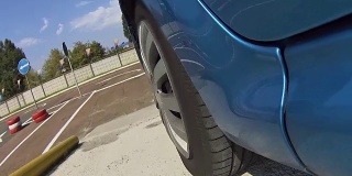 蓝色汽车在训练区驾驶，试驾，使用新轮胎