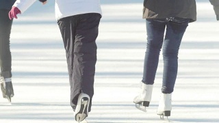 特写的女孩的腿在花样滑冰滑冰在溜冰场视频素材模板下载