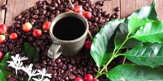 生咖啡豆和准备喝的咖啡