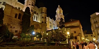 西班牙马拉加。2017年10月左右。人们在夜间行走。背景是大教堂。