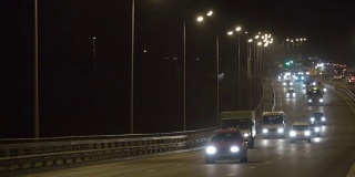 夜间公路交通车辆。傍晚，汽车在桥上行驶。黑暗中的高速公路。加里宁格勒-