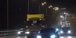 夜间公路交通车辆。傍晚，汽车在桥上行驶。黑暗中的高速公路。加里宁格勒