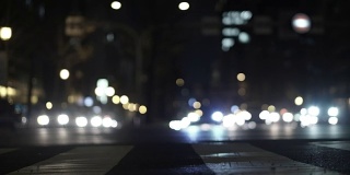 低角度4k视频繁忙的夜晚街道与汽车。