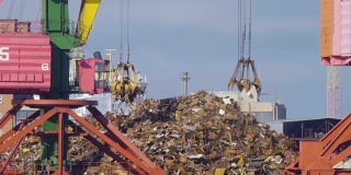 起重机抓斗装载回收钢材，加里宁格勒码头。回收、装废金属到港口的船上。