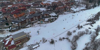 无人机在保加利亚班斯科冬季旅游胜地的滑雪斜坡上上升